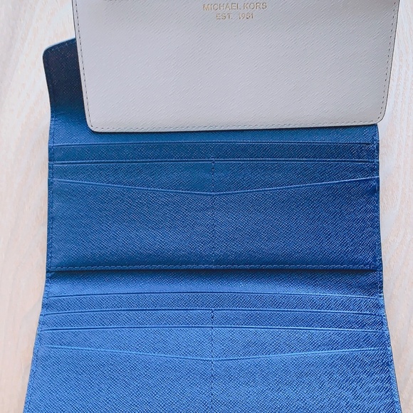 New Michael Kors Long Wallet with removable zipped - Picture 3 of 3